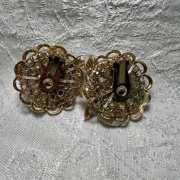 Vtg 50s faux pearl cluster gold leaf filigree large clip on earrings  designer - Picture 7 of 9